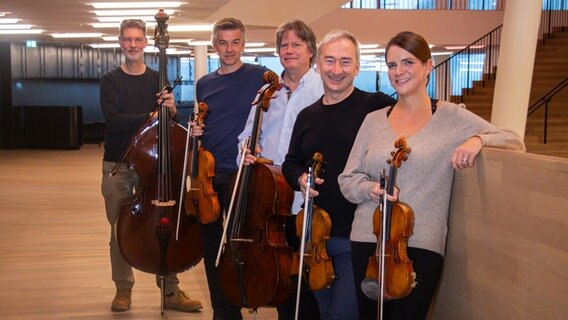 Das fabergé-quintett steht mit seinen Instrumenten im Foyer der Elbphilharmonie. © Claudius Hinzmann Foto: Claudius Hinzmann