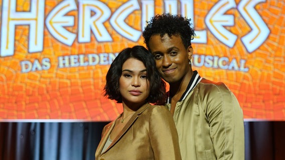 Musical-Darstellerin Mae Ann Jorolan als Meg und Musical-Darsteller Benét Monteiro als Hercules (r) auf der Bühne im Kehrwieder-Theater Hamburg Musical-Darstellerin Mae Ann Jorolan als Meg und Musical-Darsteller Benét Monteiro als Hercules (r) auf der Bühne im Kehrwieder-Theater Hamburg © Marcus Brandt/dpa +++ dpa-Bildfunk Foto: Marcus Brandt