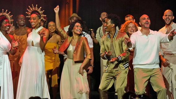 Der Cast des Musicals "Hercules" singt und tanzt für die Pressevorstellung der ersten Songs in Hamburg © Marcus Brandt/dpa +++ dpa-Bildfunk Foto: Marcus Brandt