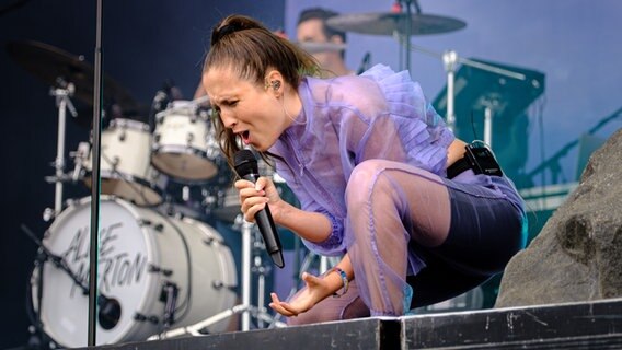 Die Sängerin Alice Merton beim Hurricane Festival 2022 © NDR Foto: Benjamin Hüllenkremper