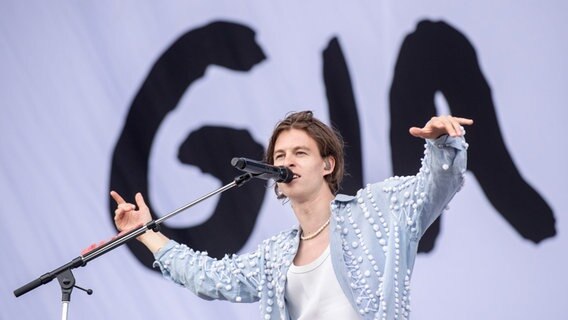 Frederik Rabe, Sänger der deutschen Band „Giant Rooks“, steht auf dem Hurricane Festival auf der Bühne. © picture alliance/dpa | Hauke-Christian Dittrich Foto: picture alliance/dpa | Hauke-Christian Dittrich