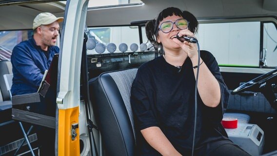 Jen Bender und Raphael Schalz von der Band Grossstadtgeflüster in einem Bus beim Hurricane virtuell in Scheeßel.  Foto: Benjamin Hüllenkremer