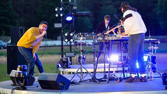 Jakob Amr, Lennart Eicke und Djamin Izadi von den Leoniden spielen beim Hurricane 2020 in Scheeßel. Jakob Amr, Lennart Eicke und Djamin Izadi von den Leoniden spielen beim Hurricane 2020 in Scheeßel. Foto: Benjamin Hüllenkremer