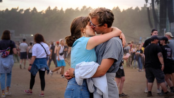 Paar auf dem Hurricane Festival © NDR Foto: Benjamin Hüllenkremper