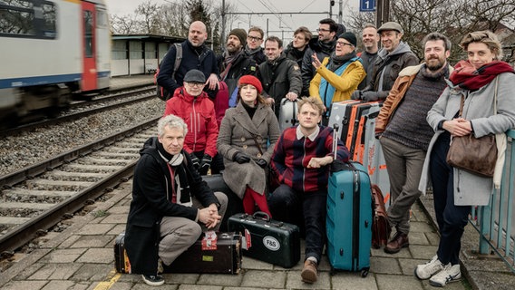 Die Band "Flat Earth Society" auf einem Bahnsteig. © Phile Deprez Foto: Phile Deprez