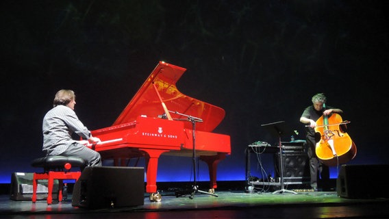 Ein Mann an einem Flügel und ein Mann mit einem Kontrabass musizieren auf einer Bühne. © Sven Thielmann Foto: Sven Thielmann