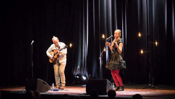 Der Gitarrist Balint Gyémánt und die Sängerin Veronica Harcsa stehen auf einer Bühne und spielen Musik. © Tore Sætre 2017, Lizenz: https://www.wikidata.org/wiki/Q18199165 Foto: Tore Sætre