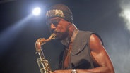 Shabaka Hutchings spielt das Saxofon. © picture alliance / Pacific Press Foto: Carlo Vergani