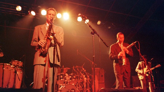 Der Saxofonist John Lurie 1996 auf der Bühne bei einem Konzert in Berlin. © picture alliance / Caro|Bastian Foto: Caro|Bastian