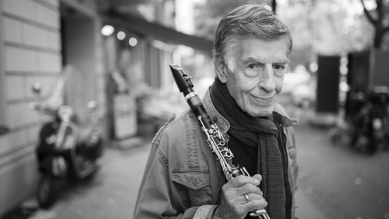 Rolf Kühn, Jazzmusiker und Komponist, im Jahr 2019 in Berlin. © picture alliance/dpa Foto: Gregor Fischer
