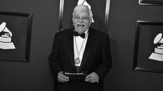 Ein Schwarz-Weiß-Foto eines lachenden Mannes. © Jordan Strauss Foto: Jordan Strauss