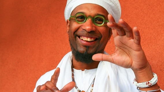 Omar Sosa blickt lachend in die Kamera. © Omar Sosa 