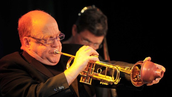 Der amerikanische Trompeter Lew Soloff. © IMAGO / Funke Foto Services Foto: Heinz Kunkel