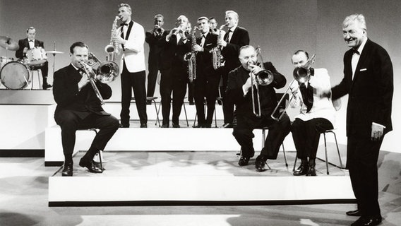 Der schweizer Bandleader, Musiker und Manager mit seiner Kapelle bei der Fernsehsendung "Man müsste Klavier spielen können" von 1965.  Foto: Röhnert