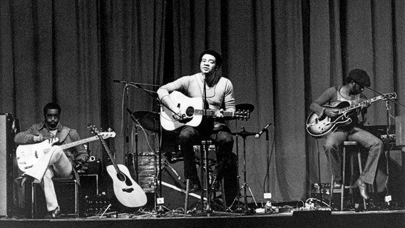 Drei Musiker auf einer Bühne. © picture alliance / dpa 