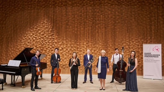 Festlicher Auftritt auf Bühne mit Musikerinnen und Musikern © Fanny Mendelssohn Förderpreis Foto: unbekannt