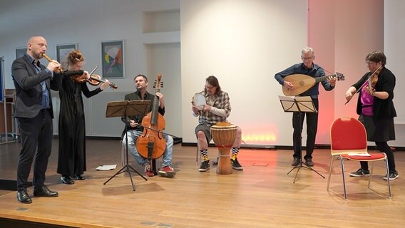 Mehrere Menschen musizieren auf einer Bühne. © festa musicale 