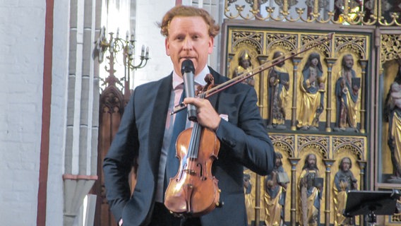 Der deutsch-britische Geiger Daniel Hope während eines Konzertes im Schweriner Dom Der deutsch-britische Geiger Daniel Hope während eines Konzertes im Schweriner Dom © NDR Foto: Axel Seitz