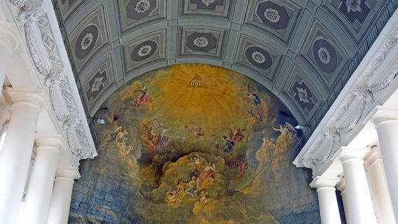 Kassetten-Decke und Gemälde an der Altarwand in der Ludwigsluster Stadtkirche. © NDR Foto: Kathrin Weber
