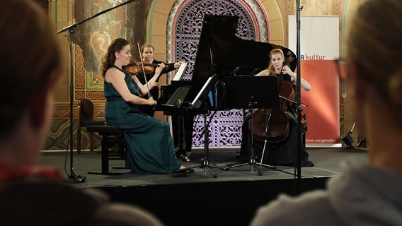 Szene mit Baiba Skride an der Geige und am Cello Harriet Krijgh © NDR.de Foto: Janek Wiechers