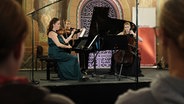 Szene mit Baiba Skride an der Geige und am Cello Harriet Krijgh © NDR.de Foto: Janek Wiechers