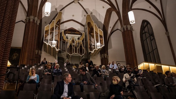 Blick in die mit Besuchern besetzte Christuskirche Hannover. © Niedersächsische Musiktage Foto: Helge Krückeberg