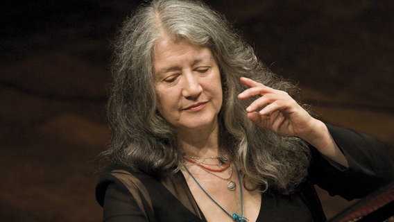 Martha Argerich hebt eine Hand in die Luft © Presseportal shmf.de/ Adriano Heitman Foto: Adriano Heitman