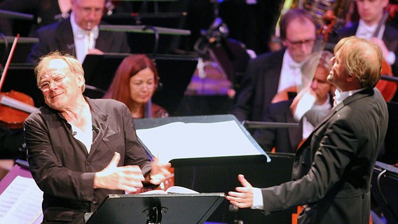 Klaus Maria Brandauer und das NDR Sinfonieorchester eröffnete das Schleswig-Holstein Musik Festival 2012 in der Lübecker Musik- und Kongresshalle.  Foto: Olaf Malzahn