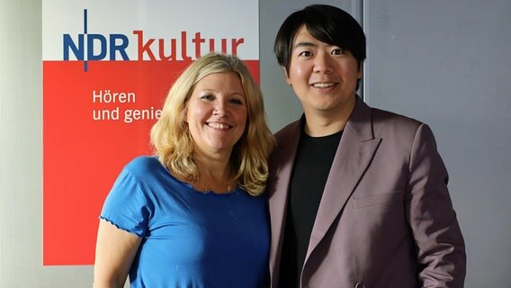 Der Pianist Lang Lang zu Gast im Studio mit Moderatorin Eva Schramm von NDR Kultur © NDR Foto: Lena Mackel