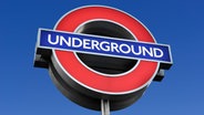 Ein Underground-Schild in London. © picture alliance / imageBROKER | Simon Belcher 
