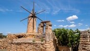 Die Windmühle in Can Garra Seca auf Mallorca, davor ein Brunnen © picture alliance / Zoonar | Tolo 