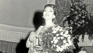 Opernstar Maria Callas mit einem Strauß Rosen nach einem legendären Konzert 1959 auf Tour durch Deutschland © picture alliance / akg-images | akg-images 