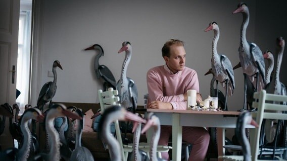 Der Musiker und Texter Max Richard Lessmann mit Flamingos © Max Lessmann Foto: Ingo Petramer