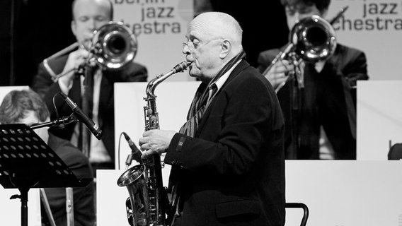 Der Saxofonist Ernst-Ludwig Petrowsky bei einem Konzert auf der Bühne (Archivaufnahme) © picture alliance / Eventpress Hoensch 