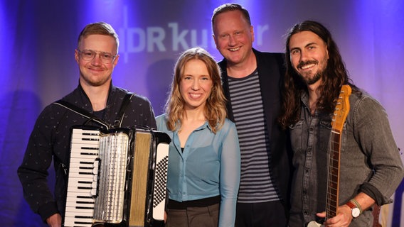 Eine junge Frau steht zwischen drei Männern im NDR Kultur Studio. © Claudius Hinzmann / NDR Foto: Claudius Hinzmann / NDR