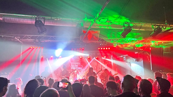 Shitney Beers spielen beim Reeperbahn Festival 2023 in einem Club. © NDR/ Matthes Köppinghoff 