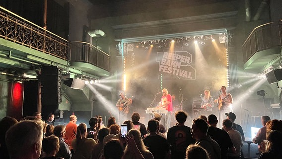 Szenen vom Reeperbahn Festival 2023: Der Musiker Hannes spielt im Hamburger Gruenspan. © NDR/ Matthias Köppinghoff 