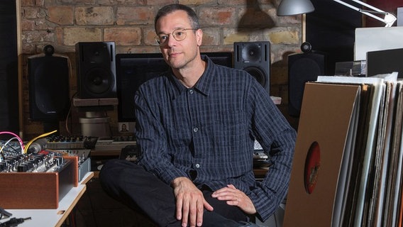 Ein Mann sitzt in einem Tonstudio. Ein Mann sitzt in einem Tonstudio. © Birgit Kaulfuss Foto: Birgit Kaulfuss