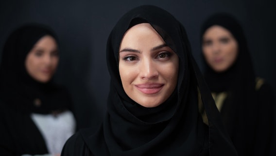 Porträt von drei muslimischen Frauen © picture alliance / Zoonar Foto: Benis Arapovic