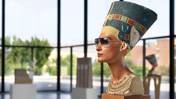 Die Büste einer ägyptischen Pharaonin trägt eine Sonnenbrille. © VG Bild-Kunst, Bonn 2023 Foto: Courtesy Galerie Buchholz