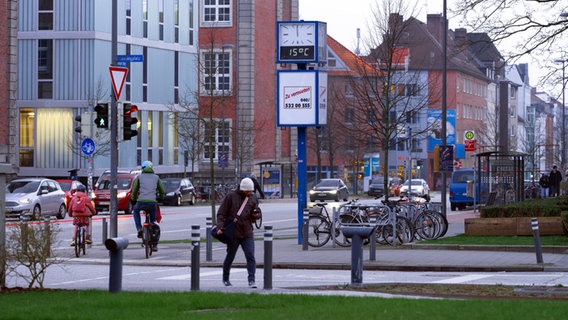 Eine Straßenszene in Kiel. In der Mitte ist eine große Uhr zu sehen. © NDR Lornz Lorenzen Foto: NDR - Lornz Lorenzen