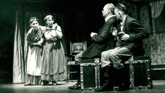 Jutta Breu, Marga Heiden, Rudi Reich und Karl Wilcke in "Reis nah Belligen", Spielzeit 1967 © Fritz-Reuter-Bühne 