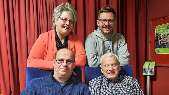 Claudia Müller, Marcel Jammer, Arne Kloodt und Norbert Kurtz von der NVB Geesthacht lächeln in die Kamera. © NDR Foto: Lina Bande