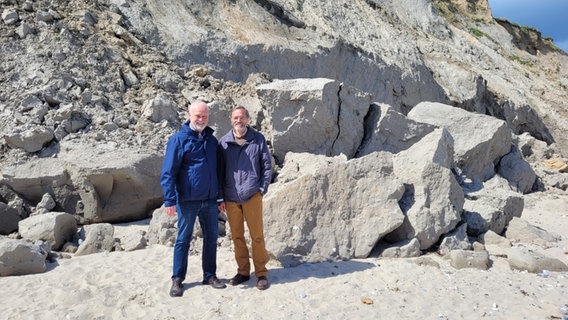 Sönke-Peter Paulsen und Jens Röschmann stehen an der Steilküste der Eckernförder Bucht. © NDR Foto: Andrea Ring