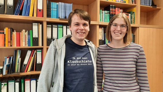 Thees Becker und Mareike Meents von den Jungen Lüüd im Bunnesrat för Nedderdüütsch lächeln in die Kamera. © NDR Foto: Lina Bande