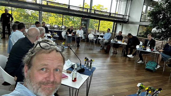 Blogger Lornz Lorenzen sitzt in der Landesvertretung von Schleswig-Holstein, im Stuhlkreis mit Künstlern, Politikern und Wissenschaftlern um über KI und Kultur mitzudiskutieren. Blogger Lornz Lorenzen sitzt in der Landesvertretung von Schleswig-Holstein, im Stuhlkreis mit Künstlern, Politikern und Wissenschaftlern um über KI und Kultur mitzudiskutieren. © NDR Lornz Lorenzen Foto: Lornz Lorenzen