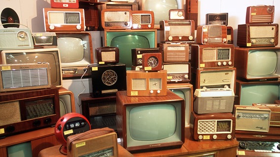 Sammlung von Fernsehgeräten, Radios und Radioweckern © dpa - Bildarchiv 