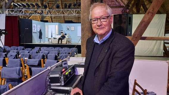 Gerd Finke steht am Mischpult und lächelt in die Kamera. © NDR Foto: Lina Bande