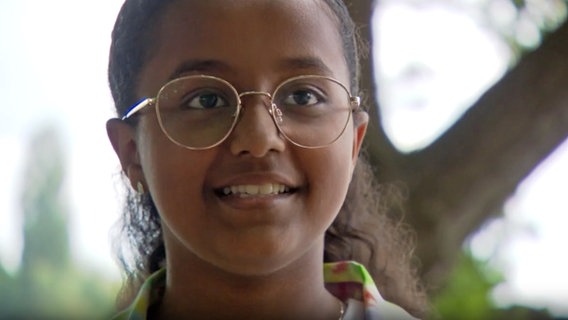 Die Ünner-18-Pries-Gewinnerin aus dem Jahr 2023, Evana Yemaneh, lächelt in die Kamera. © NDR 