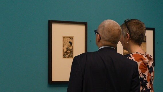 Besucher betrachten ein Bild in er Kunsthalle Bremen. © Katharina Neuhaus 